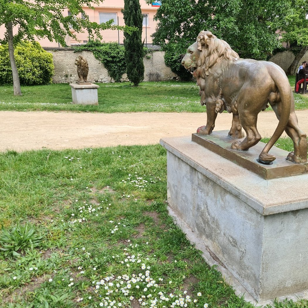 Square des deux lions- aire de jeux 3